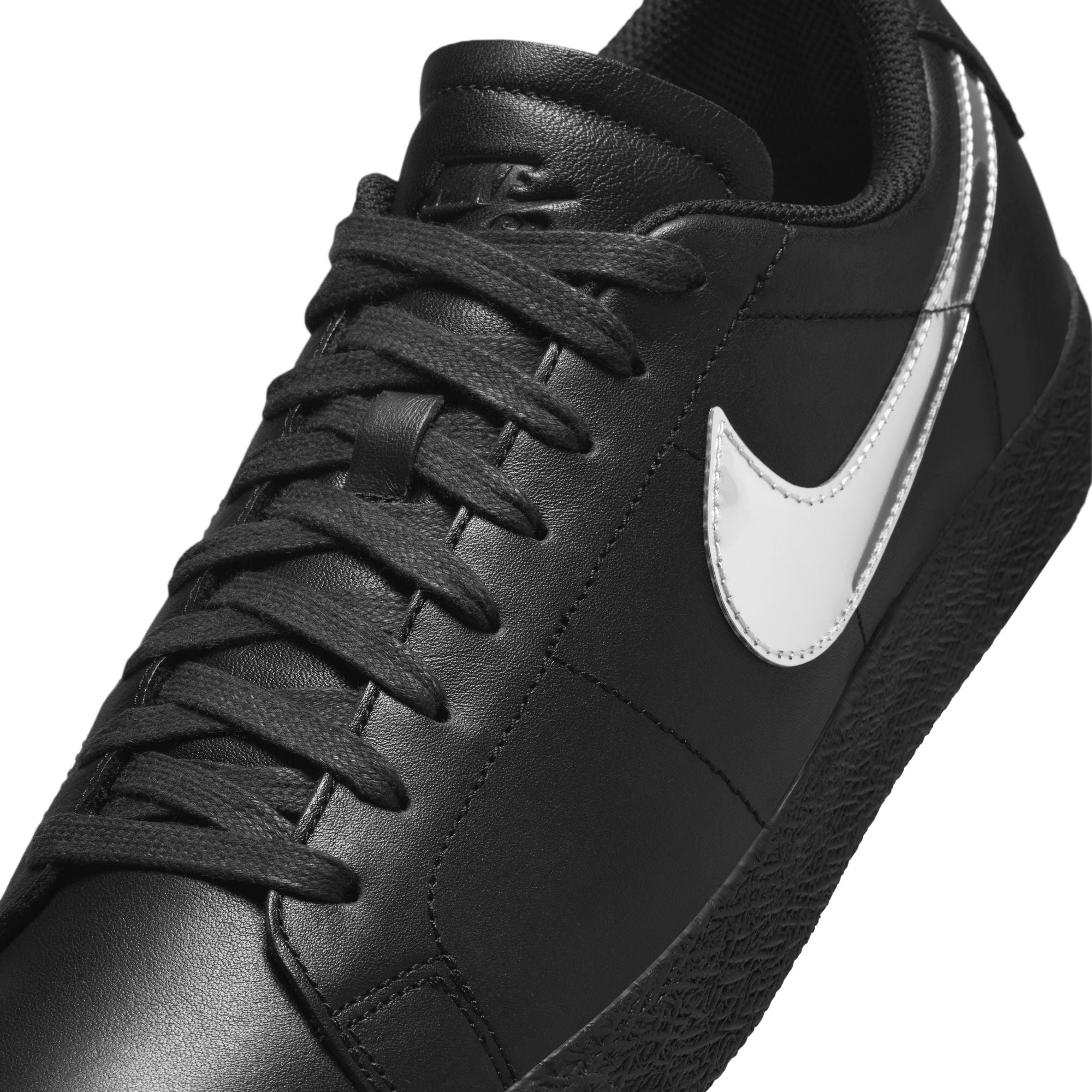 Dancer Nike SB Blazer Low Black Metallic Side